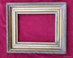 Bella  e importante cornice dorata con vari motivi intagliati e incisi lucidi e opachi perline e intagli a torcion I°XIX° sec. luce cm.19x25 est.38x32